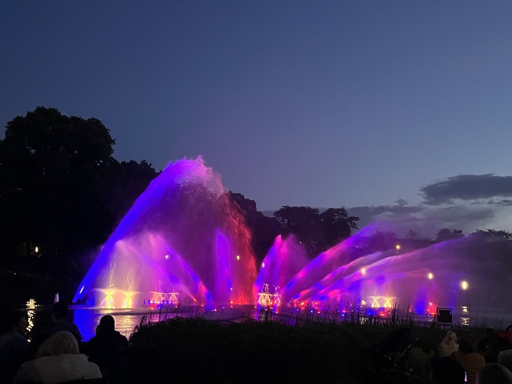 Wasserlichtkonzerte in Planten un Blomen 2025  tglich auf dem Parksee