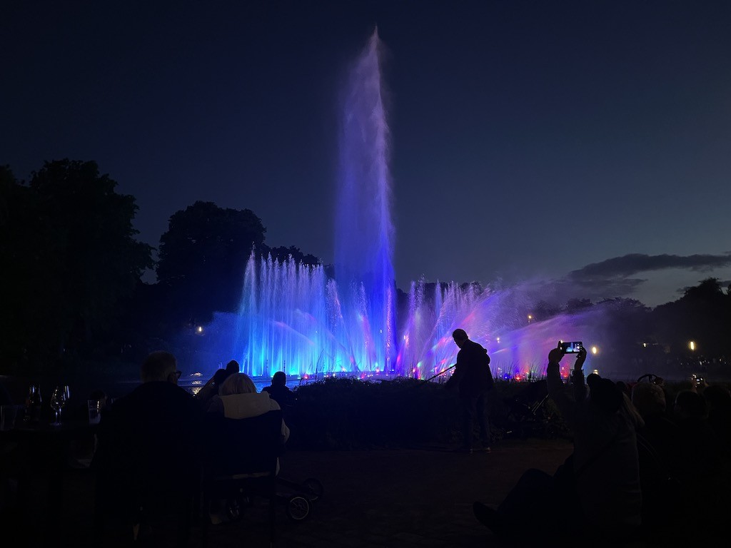 Wasserlichtkonzerte in Planten un Blomen 2025  tglich auf dem Parksee