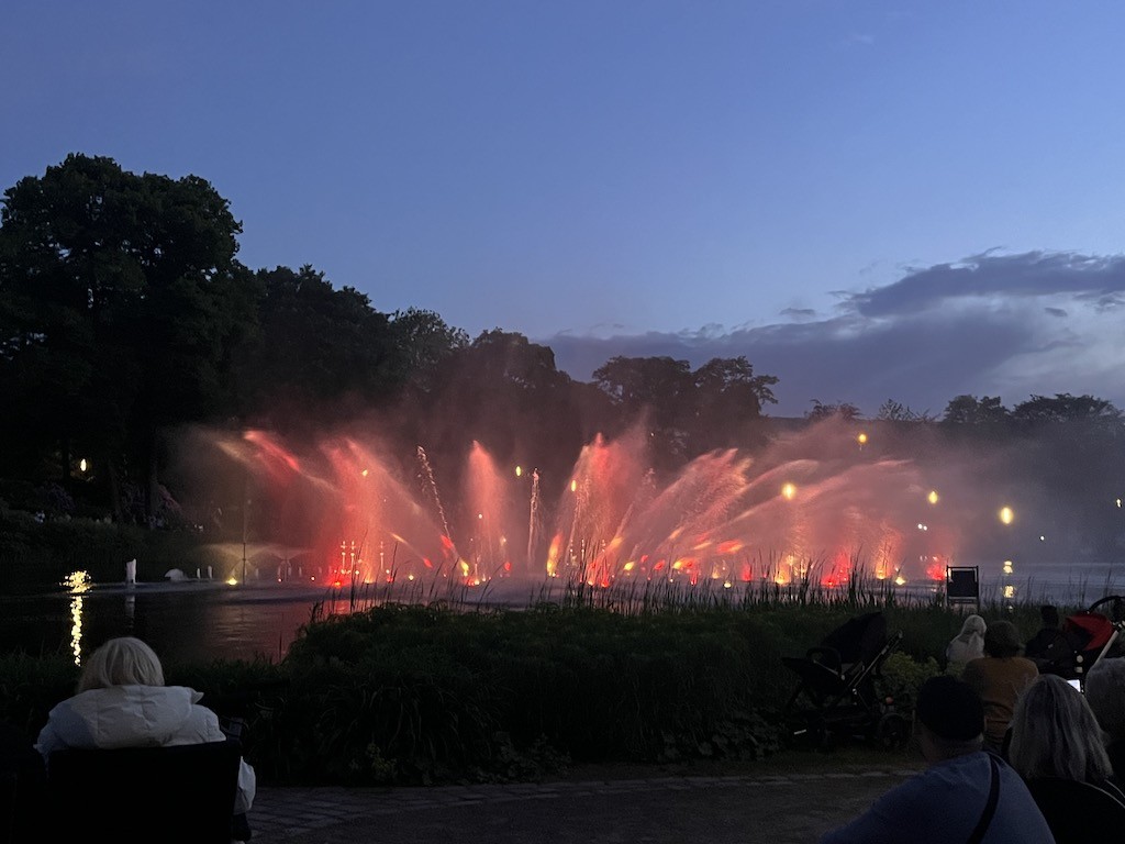 Wasserlichtkonzerte in Planten un Blomen 2025  tglich auf dem Parksee