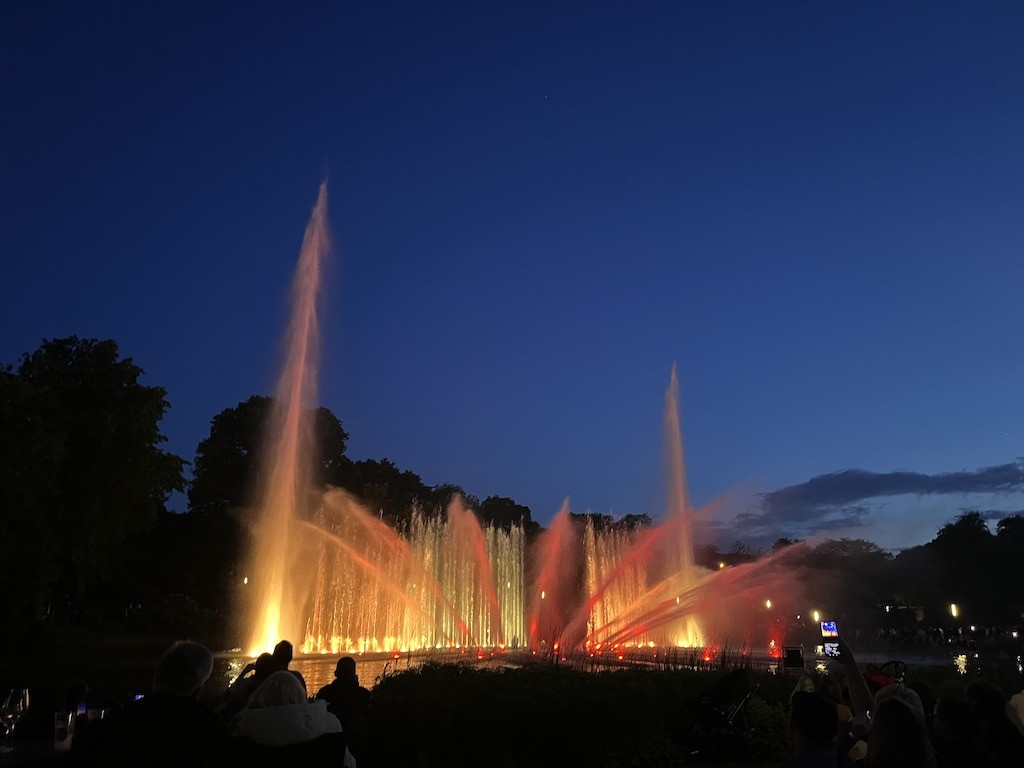Wasserlichtkonzerte in Planten un Blomen 2025  tglich auf dem Parksee